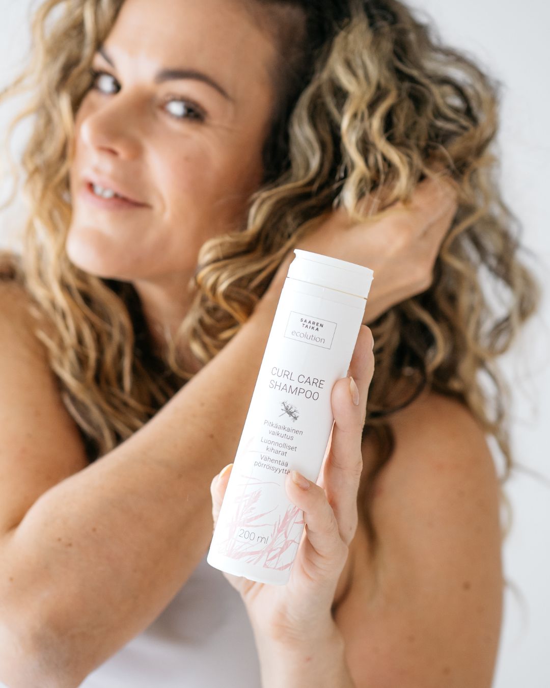 Curl Care shampoo erityisesti taipuisille ja kiharille hiuksille, sulfaatiton