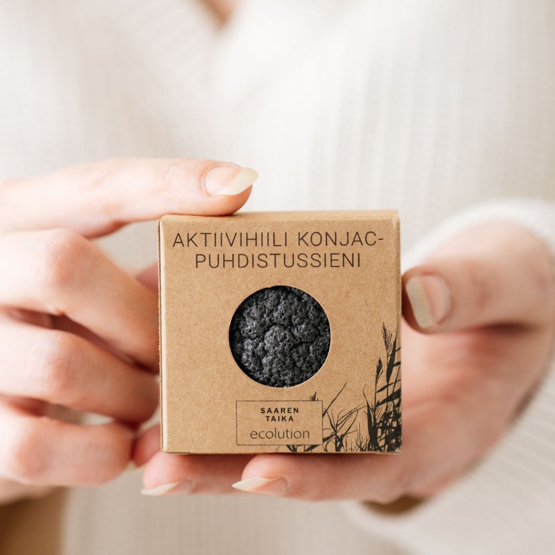 II-LAATU Konjac aktiivihiili puhdistussieni - Syväpuhdistaa ja kosteuttaa ihoa sekä kuorii hellävaraisesti Puhdistussienet Saaren Taika Ecolution