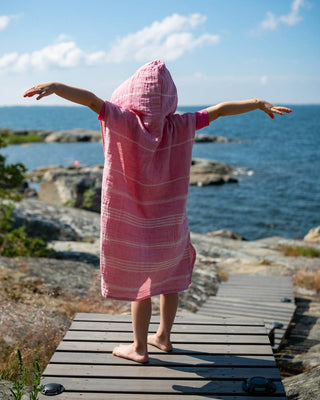 Lasten kylpyponcho Hamam Sulo Pinkki, pituus 71cm ja leveys 54,5cm, 100% puuvillaa - Saaren Taika Decor