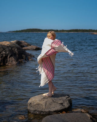 Saaren Taika suurikokoinen hamam pyyhe on imukykyinen, kevyt, pehmeä ja kuivuu nopeasti
