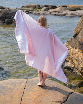 Saaren Taika suurikokoinen hamam pyyhe on imukykyinen, kevyt, pehmeä ja kuivuu nopeasti