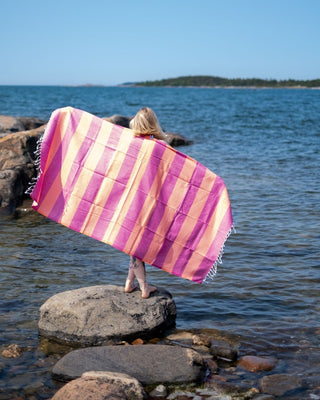 Saaren Taika suurikokoinen hamam pyyhe on imukykyinen, kevyt, pehmeä ja kuivuu nopeasti