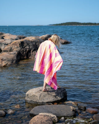 Saaren Taika suurikokoinen hamam pyyhe on imukykyinen, kevyt, pehmeä ja kuivuu nopeasti