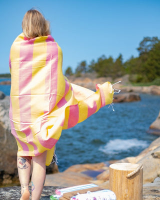 Saaren Taika suurikokoinen hamam pyyhe on imukykyinen, kevyt, pehmeä ja kuivuu nopeasti